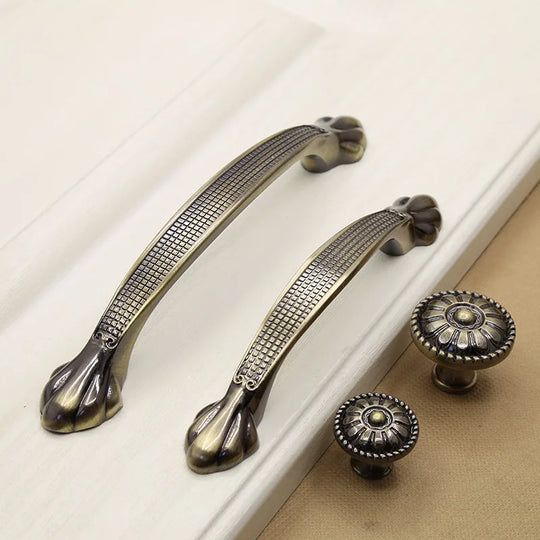 Retro Bronze Cabinet Handles - Antique Metal Kitchen Door Pulls and Wardrobe Knobs, 128mm