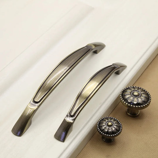 Retro Bronze Cabinet Handles - Antique Metal Kitchen Door Pulls and Wardrobe Knobs, 128mm